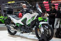 日本メーカーではカワサキも新型車を出展。前回の「EICMA 2024」で、謎のボックスに「Life’s a Rally. Ride it KLE EST.1991」のコピーを掲げ、箱からオフロードバイクらしい車体の一部が見える……というプロモーションを行った彼らは、EICMA前にそのプロダクションモデルである「KLE500」を発表。EICMAのブースに展示していた。排気量500ccの並列2気筒エンジンを搭載する、ミドルアドベンチャーだ。