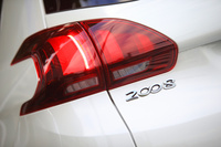 テールゲートに装着された「2008」のバッジ。新デザインのLEDリアコンビランプも、マイナーチェンジモデルの特徴のひとつ。