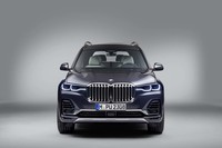 コンセプトカー「X7 iパフォーマンス」と同様に、大型のキドニーグリルを採用した「BMW X7」。