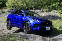 オフロードコースを進む「ジャガーEペース」。15度の傾斜があり、時に3輪走行に陥るガレ場を容赦なく走らせる中で、各テスト車には大きな違いが表れました。最新のSUVならではの魅力にも迫ります。（Photo：荒川正幸）