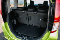 荷室の様子。後席を前方に倒して積載容量を拡大できる。フロアボードを反転させて防汚シートを広げれば、自転車も楽に積み込める。（写真をクリックすると、シートアレンジが見られます）