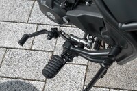 ヤマハの「Y-AMT」やBMWの「ASA」などとは異なり、シフトアップ／ダウンの操作自体は、ライダーがフットレバーで行う。この辺の操作方法は、通常のモーターサイクルと一緒だ。
