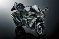 スーパーチャージャー付きのスーパースポーツモデル「カワサキ・ニンジャH2」の高性能版にあたる「ニンジャH2カーボン」。