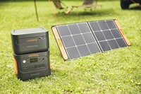 拡張バッテリーは「ポータブル電源の上に載せる」でぴったり安定。「Jackery ポータブル電源 1000 Plus」の場合は3基まで拡張可能で、5000Wh以上の総容量を実現する。