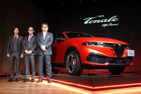 写真向かって右から、ステランティス ジャパンの成田 仁社長、アルファ・ロメオ事業部の黒川進一事業部長、プロダクトマネージャーの児玉英之氏。