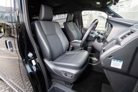 運転席と助手席は電動調節機構付き。ともに「快適温熱シート」が標準で備わる。