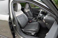 ベース部分には高密度のウレタンを、表層部には柔らかなスポンジを使った「アドバンストコンフォートシート」。フラッグシップゆえにベンチレーション機能も完備。