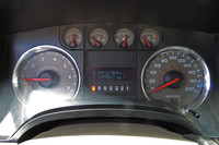 メーターまわりも基本的にベース車のままである。個人的に気になったのが燃料計。試乗時には針が残り4分の3あたりを示していたが、このクルマからは燃料タンクは撤去されていたはずでは……。