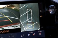 パノラミックビューモニターは床下透過表示機能付き。写真の上方からの表示だけでなく側方や後方からの視点にも変えられる。