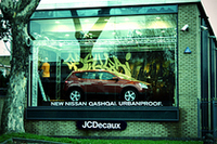 落書きを背負う「日産キャッシュカイ」