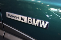 「フリークライマー2」の前フェンダーに貼られた、BMW製エンジンの搭載を示すバッジ。