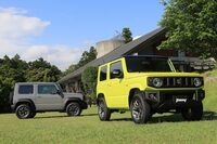 こちらも中古車市場で値落ちしない銘柄として有名な「スズキ・ジムニー」。現行型もデビューからすでに3年が過ぎているものの、いまだに長い納期が解消されず、それも中古車価格の高騰につながっている。（写真：荒川正幸）