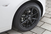 アルミホイールのカラーは、従来のガンメタリックからブラックメタリックへと変更。ピアノブラックのドアミラーとの統一感が強調された。