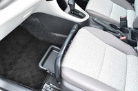 グレードにより、助手席の座面前方には荷物の落下を防ぐスライド式ストッパーが装着される。座面の下には収納トレーも。