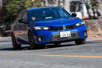 「プリウス」とは違ってヘッドライトの形状の主張は薄い。これぞエリートが乗るクルマである。