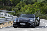 0-100km/h加速3.3秒、最高速345km/hを誇る新型「アストンマーティン・ヴァンキッシュ」。そのエンジンは最高出力835PS、最大トルク1000N・mを発生する。