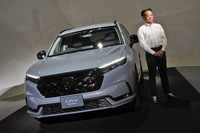 6代目「CR-V」と、本田技研工業 四輪開発本部 完成車開発統括部LPL室 チーフエンジニアの佐藤英資さん。