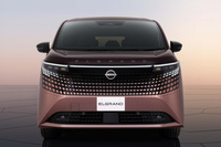 ドット柄のグリル（？）デザインが目を引くフロントまわり。新型「エルグランド」のボディーサイズは全長×全幅×全高＝4995×1895×1975mmと、従来型から大きく拡大。ライバルを上回るこの巨体は、ミニバンユーザーにどう受け止められるのだろう？