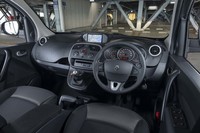 インテリアデザインはこれまでのカタログモデルと変わらない。ブラックのハードプラスチックで覆われたダッシュボードはまさに“働くクルマ”だ。