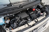 パワーユニットは最高出力64PSの0.66リッターターボエンジン「S07B」。燃料タンクの容量はFF車が27リッターで4WD車が25リッター。