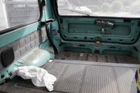 ラゲッジスペースの手前には、決して起こされることがない後席が。