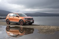 2019年11月末に国内導入が発表された「フォルクスワーゲン・Tクロス」。今回は導入記念特別仕様車「TクロスTSI 1stプラス」に試乗した。