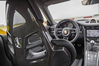 フルバケットシートを後ろから見る。カーボン仕上げの地肌がレーシーな雰囲気を演出する。