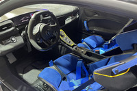 コックピットのデザインは「MC20」のものをベースとするが、サーキット走行に適合したシンプルな造形にリニューアルされた。