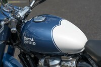 カラーリングに応じて異なるグラフィックが施される、容量14.8リッターの涙滴型燃料タンク。そのペインティングは、今も職人の手作業によるものだ。