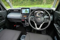 助手席前方の収納スペースなどの随所に「グレイッシュブルー」のアクセントを採用。“渋カッコいい”をうたう専用色だ。