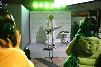 2017年12月15日の夜には、ミュージシャンのJUONさんによる“サイレントコンサート”も行われた。写真手前に写る観客たちは、ワイヤレスヘッドフォンを装着している。