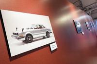 店内を飾る歴代「プレリュード」の写真。