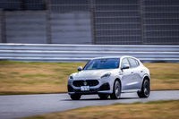 「グレカーレ トロフェオ」のボディーサイズは全長×全幅×全高＝4860×1980×1660mm。駆動方式は4WDで、通常時は前後トルク配分が0：100の後輪駆動主体型だが、必要に応じて50：50までトルク配分が変化する。