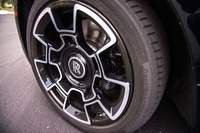 ホイールは21インチ。CFRPとアルミニウムを組み合わせた構造を採る。