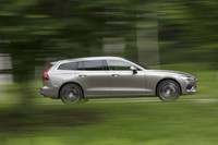 駆動用バッテリーの容量拡大により、一充電あたりのEV走行可能距離が45.1kmから48.2kmに、ハイブリッド燃料消費率が12.3km/リッターから13.7km/hリッターに、それぞれ向上している。