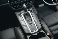 トランスミッションは7段ATのみ。シフトレバーの周辺には、空調のスイッチのほか、足まわりや排気系の調節ボタンが整然と並ぶ。