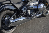 味わい深いサウンドを聴かせる、クラシカルなフィッシュテールマフラー。駆動伝達は古式ゆかしきオープンタイプのユニバーサルシャフトドライブで、走行中にはタイヤと共にシャフトが回転するさまが見られる（ライダーからは見えないが）。