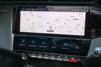 センタースクリーンのサイズは10インチ。その下にはお気に入りの機能のショートカットを並べられる「iトグル」と呼ばれるタッチパネルが備わっている。