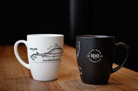 記念のロゴやイラストが入った「マツダコレクション」のマグカップ。