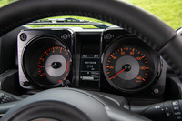 ヘアライン加工が施されたメータークラスターのガーニッシュ。実用重視のジムニーのインテリアだが、各部の質感は先代より大幅に向上した。