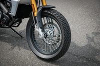 タイヤサイズはフロント、リアともに130/80-19。前後同径の19インチとしている点が、「フラットトラック」の大きな特徴だ。