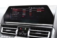 車両の特性は、エンジンやシャシー、ステアリングホイールなど個別に調整可能。それらの設定をあらかじめMモードとして記録しておけば、ボタンひとつで呼び出せるようになる。