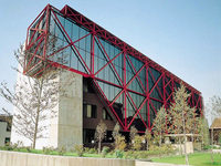 イタリアのミラノに位置するアルカンターラの本社。