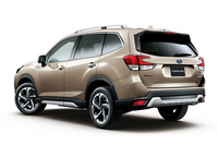 現行「フォレスター」のボディーサイズは全長×全幅×全高＝4640×1815×1715mm（ルーフレール装着車は1730mm）。ライバルと比べて全幅が抑えられており、見切りのよいボディー形状とも相まって、このクラスでは取り回しがしやすい。