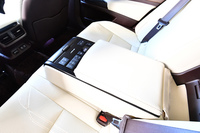 “バージョンL”の後席アームレスト。カーオーディオや空調、リクライニングの調節スイッチが並ぶ。