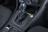 トランスミッションは備わらず、ギアは1段固定式。シフトセレクターでは、回生ブレーキの強さを4段階に設定できる。