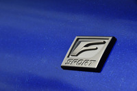 スポーティーグレード“Fスポーツ”のフロントフェンダーには、専用のエンブレム（写真）が装着される。