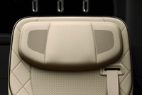 「アルファード スペーシャスラウンジ」の後席ヘッドレストにはスピーカーが組み込まれている。ワイヤレスヘッドホンのような接続の面倒がない、こうしたシンプルな音響システムのほうが手軽で喜ばれるとの意見も聞こえてくる。