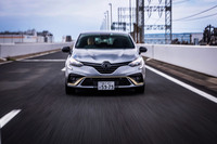 輸入車トップという25.2km/リッター（WLTCモード）の燃費値が自慢のフルハイブリッドシステムを搭載。発進はモーターが担当し、中速域ではモーターとエンジンを効率的に組み合わせて走行。高速巡行時は主にエンジンで走行し、追い越し時などではモーターがアシストする。