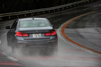 箱根のワインディングロードを走る「540i Mスポーツ」。ヘッドランプ同様、テールランプもLED式で、他のBMWモデルと同じくL字を重ねた意匠となっている。